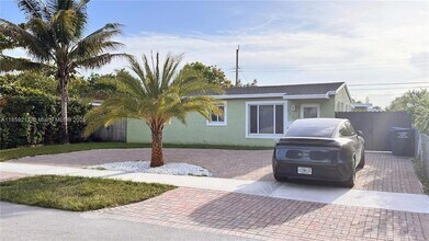 Building Photo - 1400 N 70th Way