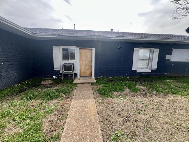 Building Photo - 3201 Southwest Dr