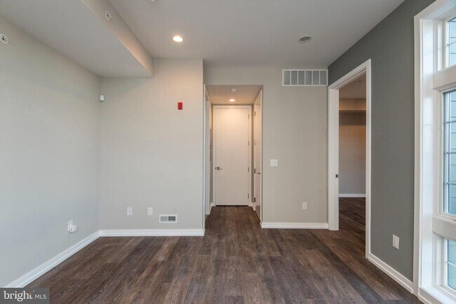 Building Photo - 1340 S 13th St