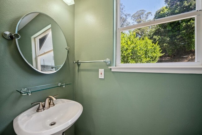 Building Photo - 2BD/1.5BA LIGHT & BRIGHT, MILL VALLEY HOME...