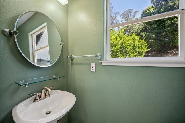 Building Photo - TWO BEDROOM ONE AND HALF BATH MILL VALLEY ...