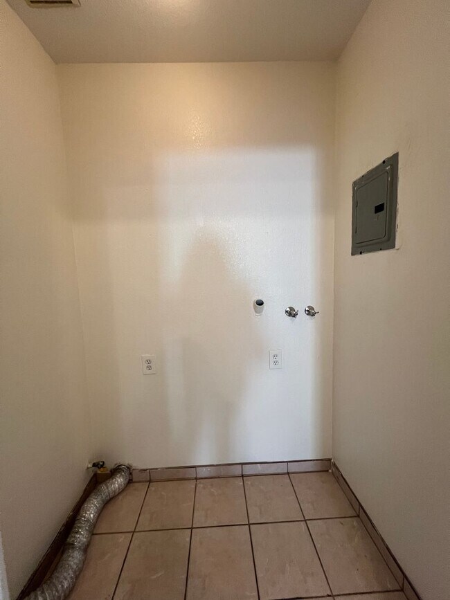 Building Photo - 8416 1/2-8416 1/2 Graham Ave