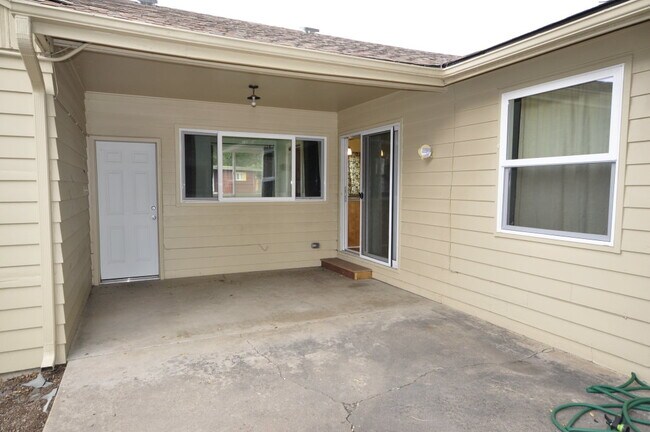 Building Photo - 1845 Crestmore Pl