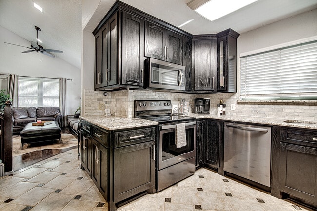Building Photo - 6112 Farmingdale Dr