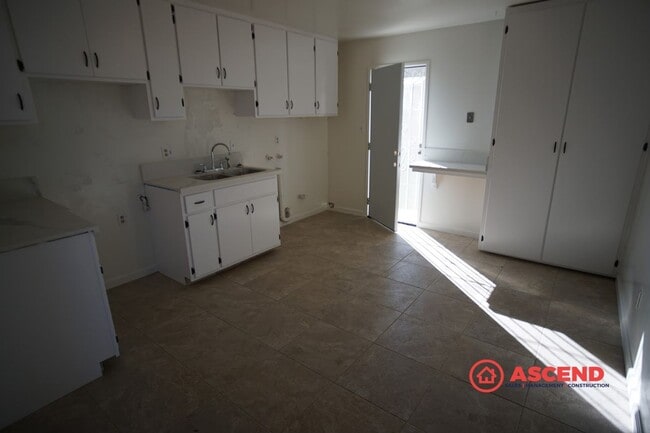 Building Photo - 209 E Warren Ave