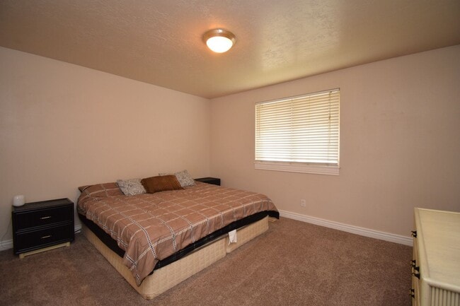 Building Photo - Charming West Jordan 4 Bed with Open Layout and Spacious Primary!!