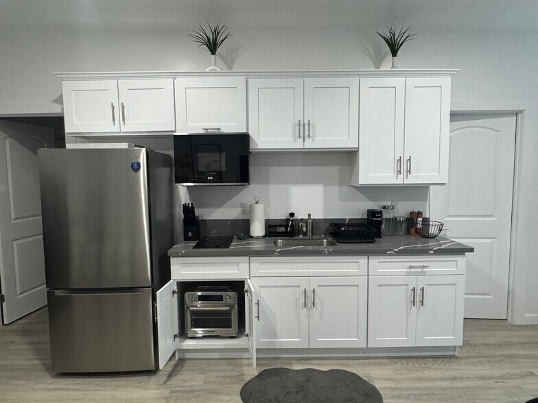 Building Photo - 1023 N Gage Ave