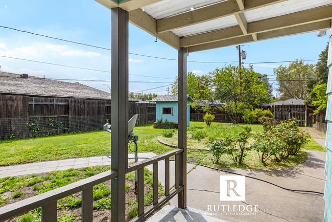 Building Photo - 3 Bedroom / 2 Bath - Ranch Style Home West Medford / Huge Back Yard!