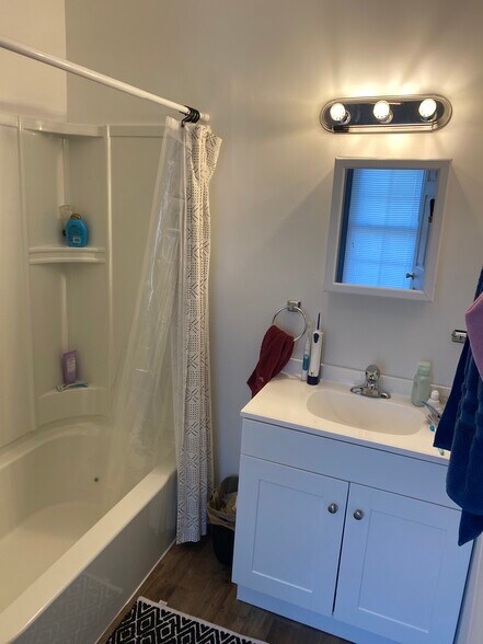 Building Photo - 162-201 E Front St