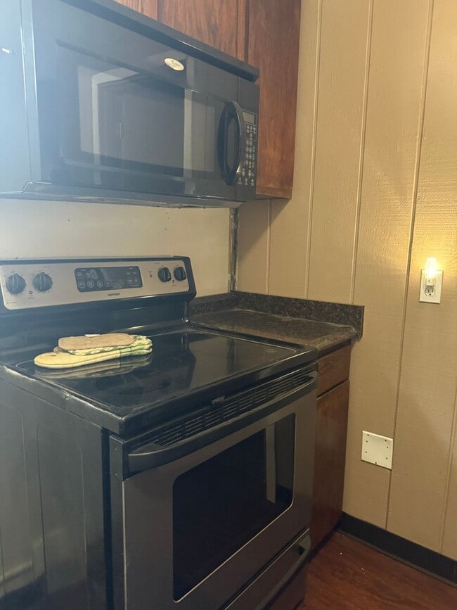 Building Photo - Cozy & Quiet 1 Bedroom, 1 Bath Apartment – Centrally Located