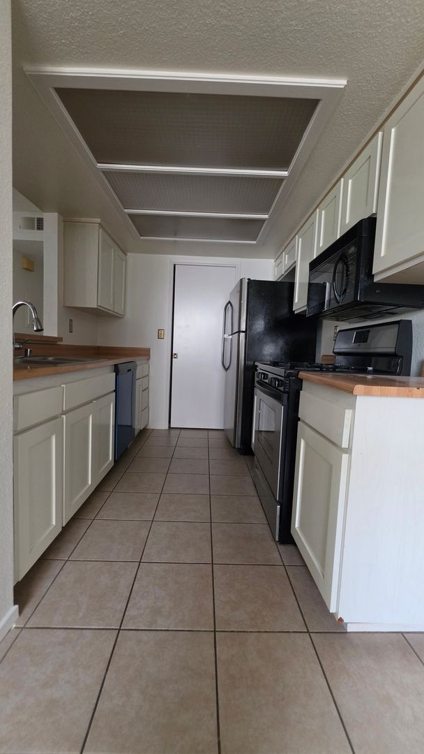 Building Photo - 9479 Fairgrove Ln