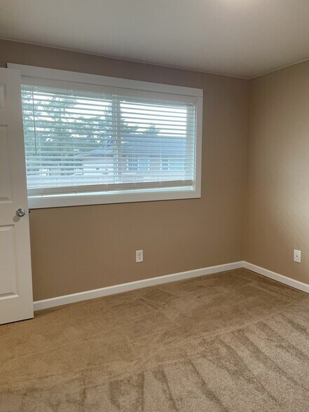 LG Bedroom - 3324 NE Lancaster St