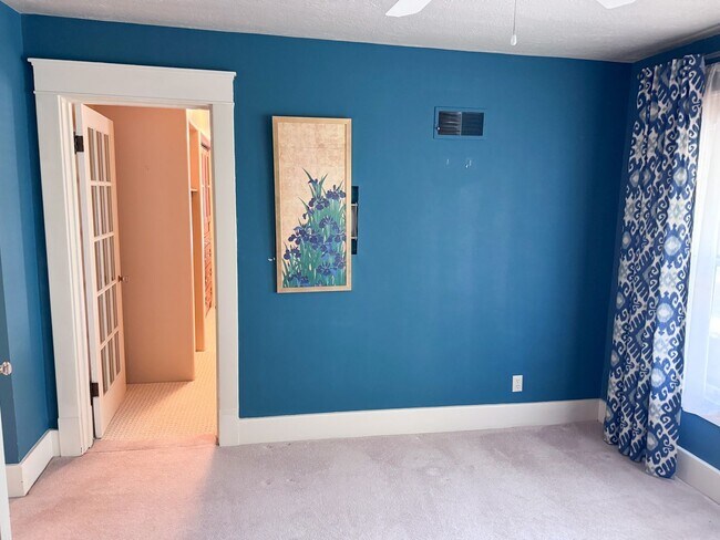 Building Photo - Historical Duplex - Spacious 3 Bedroom, 2.5 Bath Duplex with fenced in private patio.