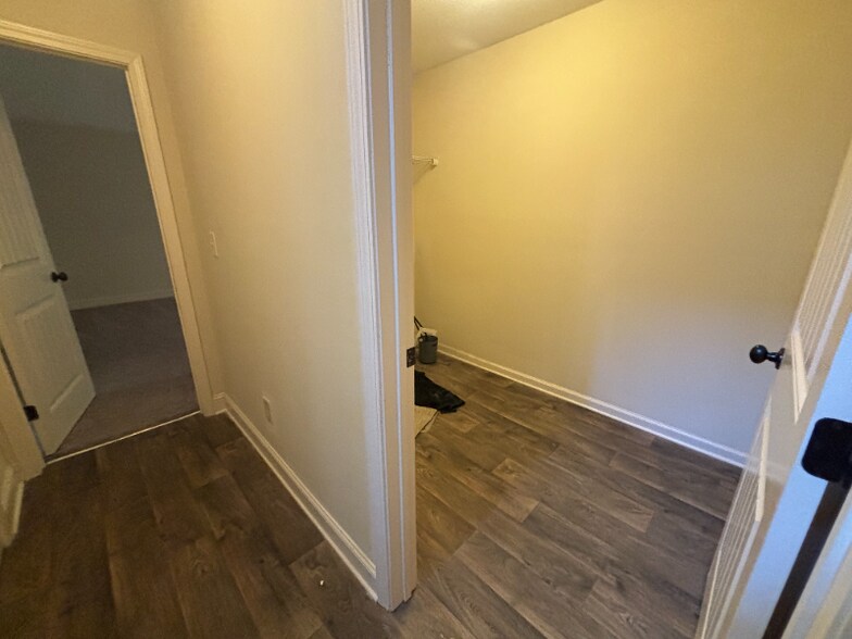 Building Photo - 587 Embassy Walk