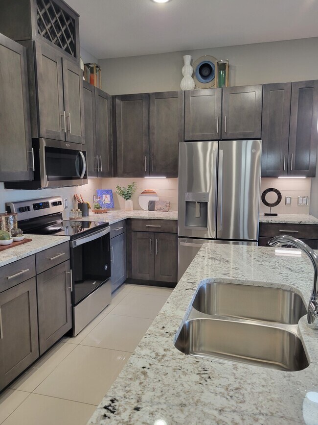 Building Photo - Ultra Luxury, Across from West End, Exquis...