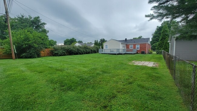 Building Photo - 2520 Proctor Knott Dr
