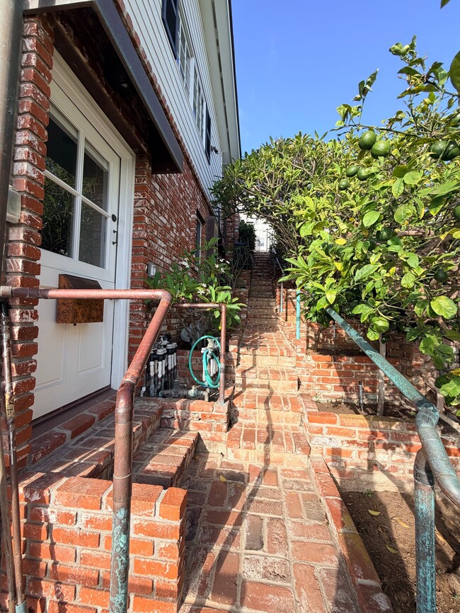 Building Photo - 30 N Stonington Rd