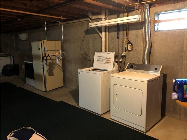 Building Photo - 161 Hines Rd