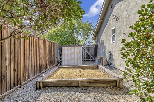 Building Photo - Great Location! Great Schools! Month to Month Only!