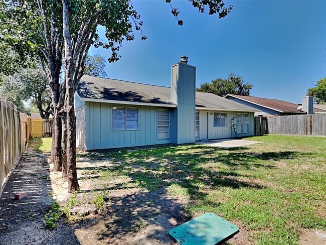 Building Photo - 16302 N Cross Dr