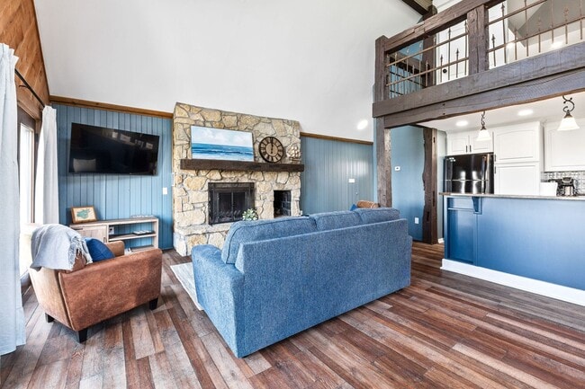 Building Photo - Fully Furnished 3 Bedroom Lakefront Home o...