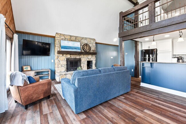 Building Photo - Fully Furnished 3 Bedroom Lakefront Home on Indian Lake