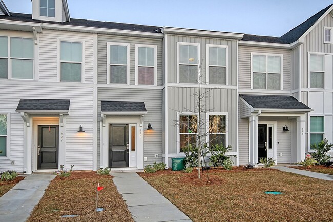 Building Photo - Gorgeous Town Home in Six Oaks