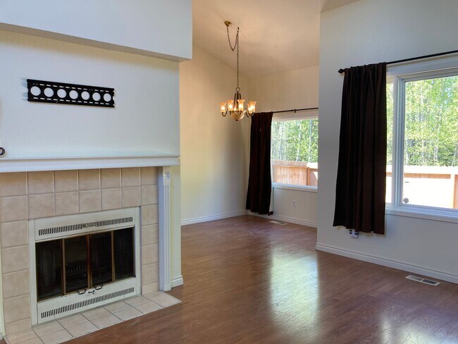 Building Photo - Well kept (3) Bed, (2.5) Bath in Eastridge...