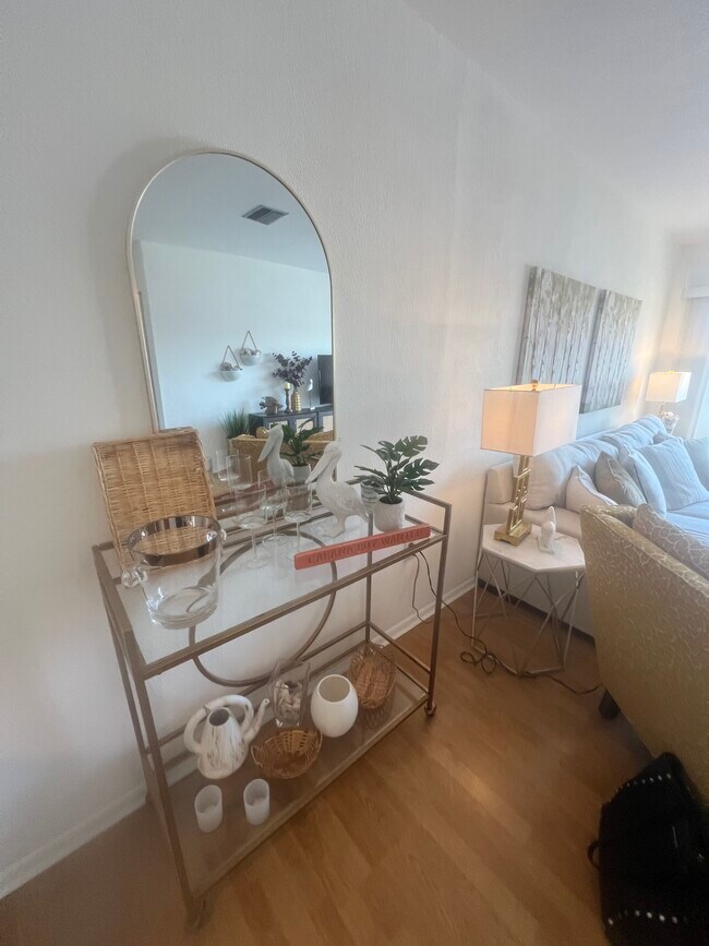 Building Photo - 2041 Sunset Dr