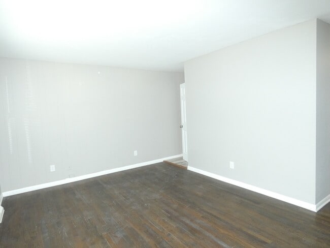 Building Photo - 4700 N Bristol Ave