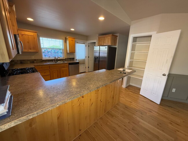 Building Photo - Wonderful 3 Bed/2.5 Bath Home in NE Bend -...