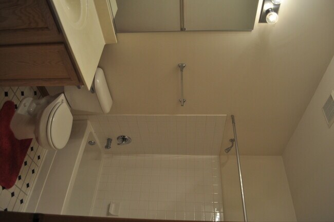 Building Photo - 819 Genesee Dr