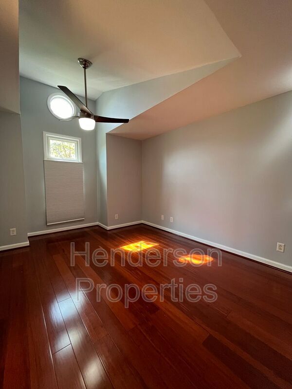 Building Photo - 1109 E Morehead St