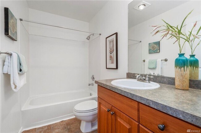 Building Photo - Charming 2 Bed 2 Bath Condo in Sought After Redmond