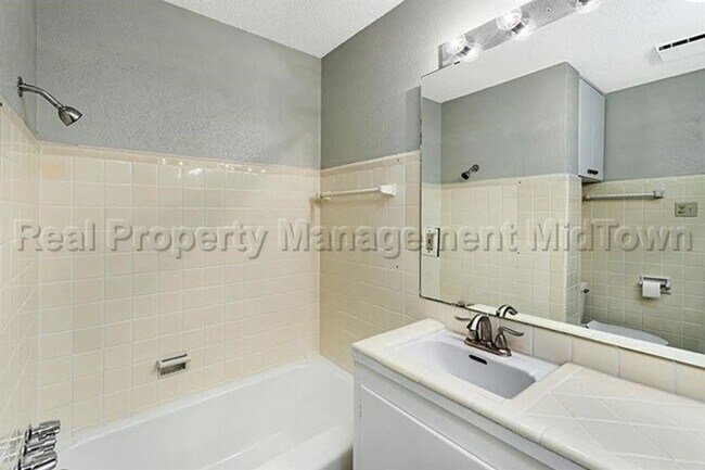 Building Photo - Charming home located in Ridglea North