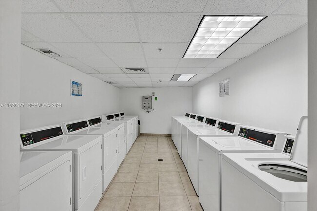 Building Photo - 1750 N Bayshore Dr