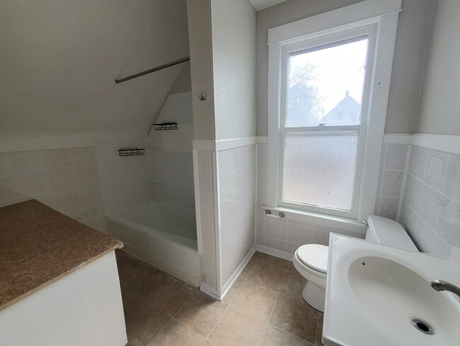 Building Photo - 3 bedroom house in Moline