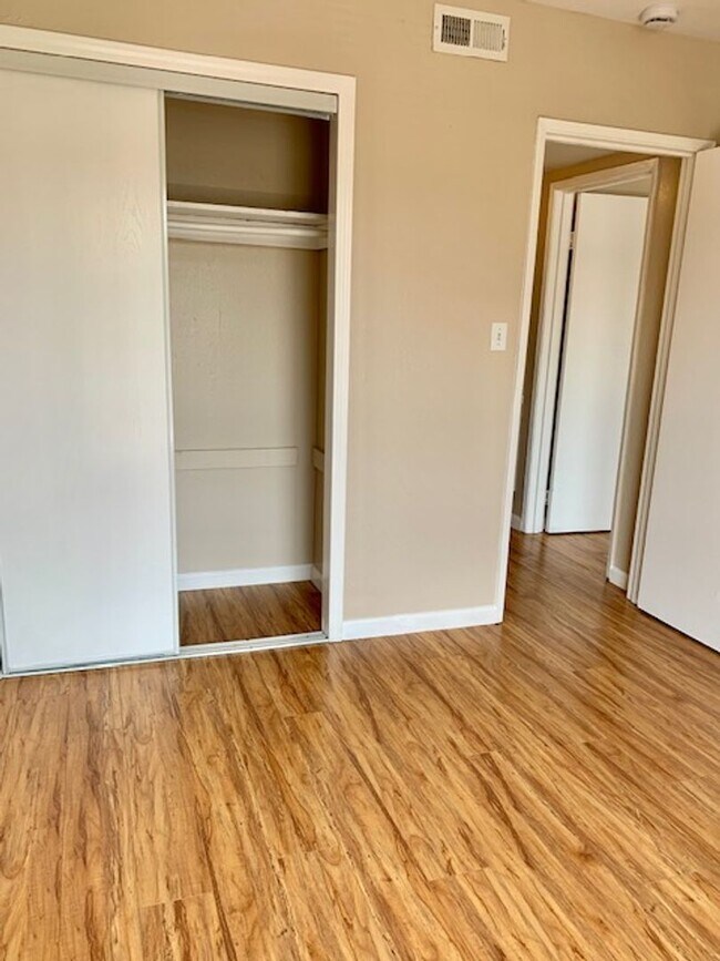 Building Photo - Great 2 bed, 1.5 Bath Condo with Garage in...