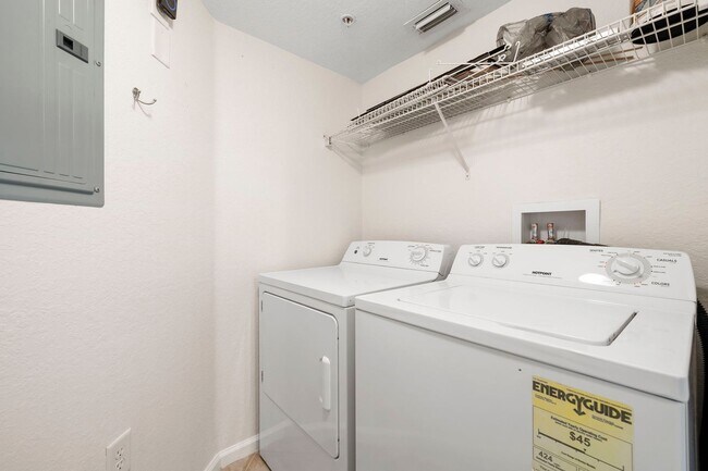 Building Photo - Resort-Style Living in the Heart of Fort Myers