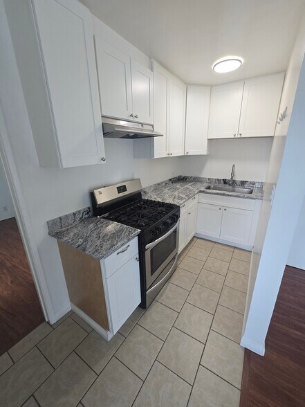 Building Photo - 1818 W Victory Blvd