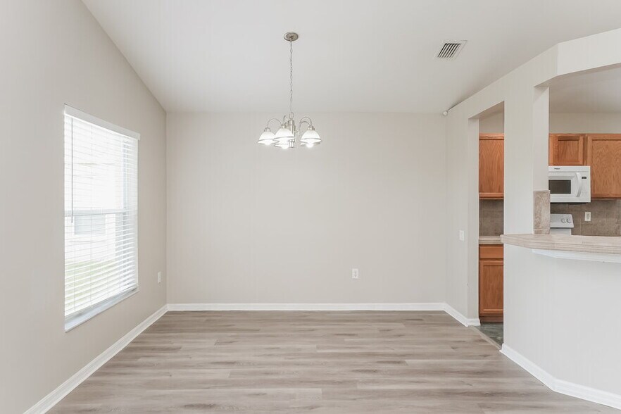 Building Photo - 926 Summer Breeze Dr