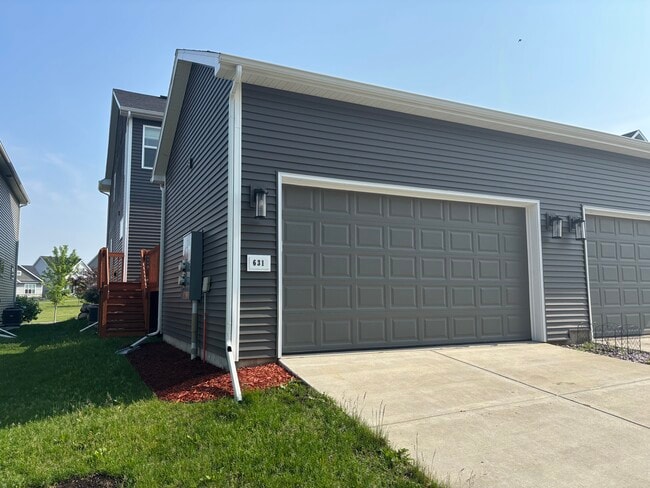 Building Photo - 631 Hillcrest Dr