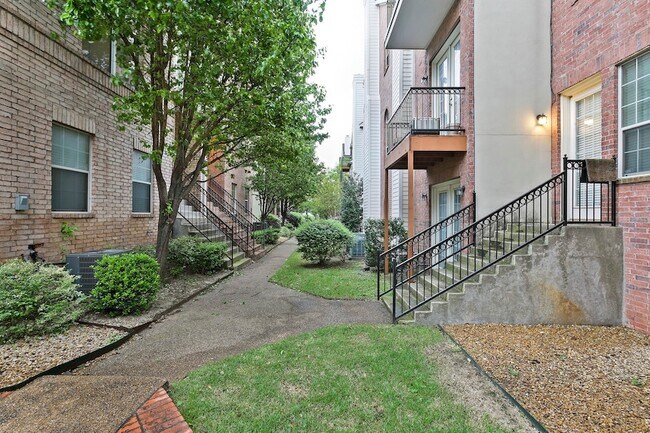 Building Photo - 5812 La Vista Dr