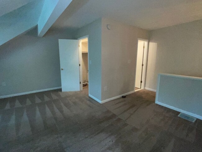 Building Photo - 3BD 2.5BA End Unit Townhome