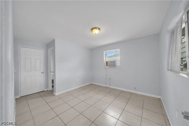 Building Photo - 1527 Gardenia Ave