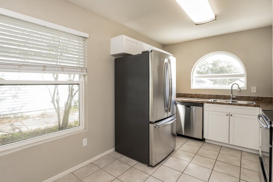 Building Photo - 585 Conure St