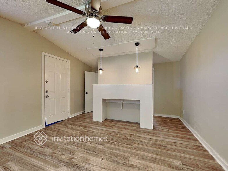 Building Photo - 705 N Alamo Rd