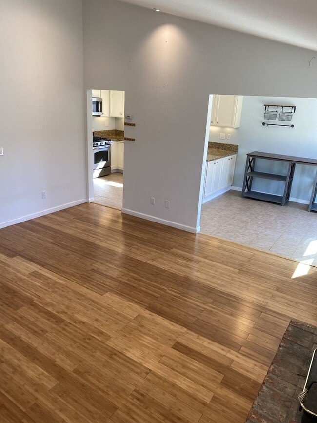 Building Photo - Beautiful 3 Bedroom 2 Bath w/ Large Fenced in Backyard