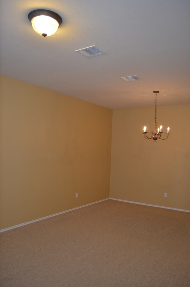 Building Photo - HUGE 5 BEDROOM HOME IN SAVANNAH HEIGHTS!