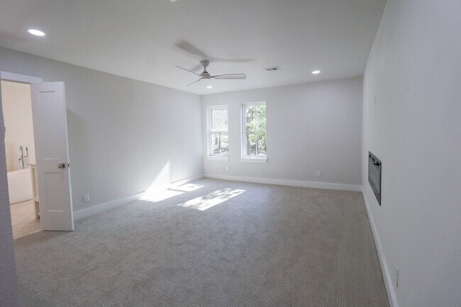 Building Photo - 4 Bed | 3 Bath on Keystone Lake!